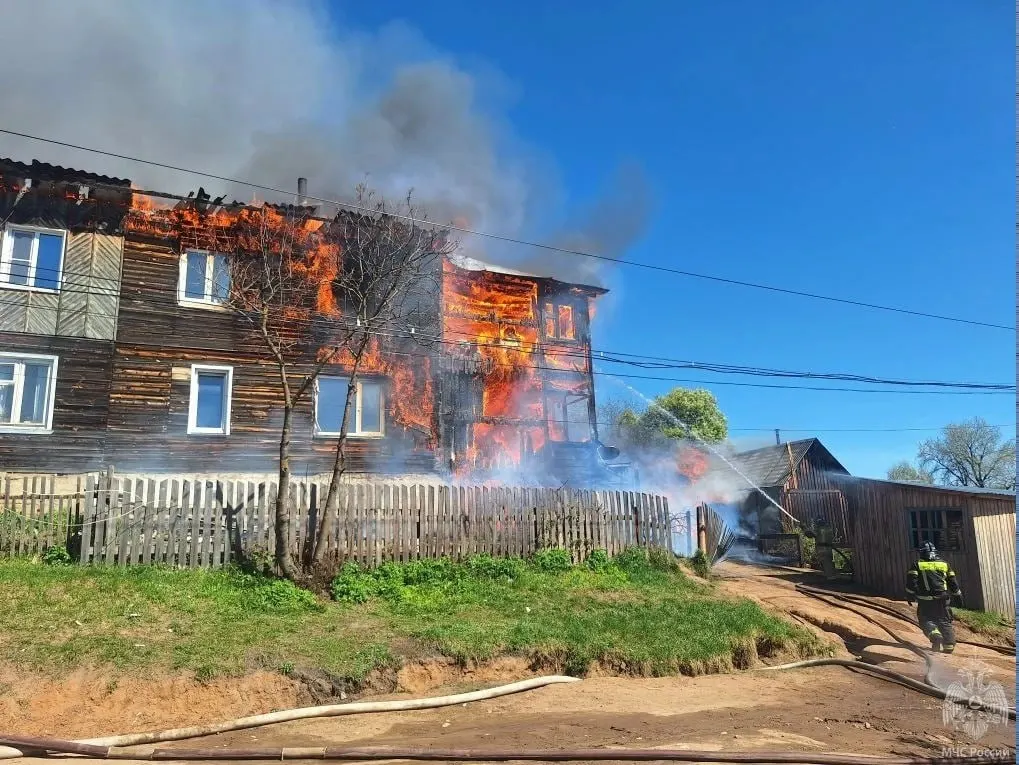 В четырёхквартирном доме и хозяйственных постройках на переулке Гагарина произошёл пожар; сотрудники МЧС потушили огонь на площади 278 кв. м. Предполагаемая причина — игра детей с огнём.