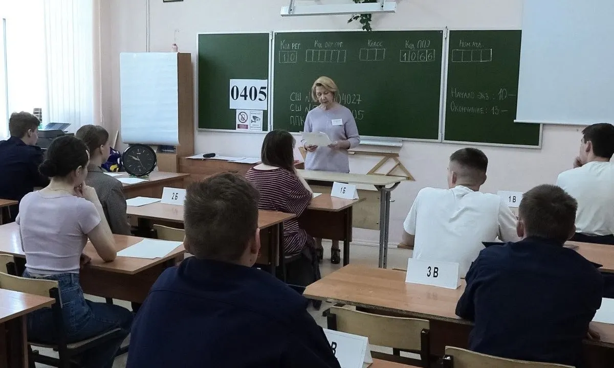 Рособрнадзор запретил досмотры и прикосновения к участникам ЕГЭ и их вещам: при срабатывании металлоискателя охранник может лишь вежливо попросить добровольно предъявить или сдать предмет.