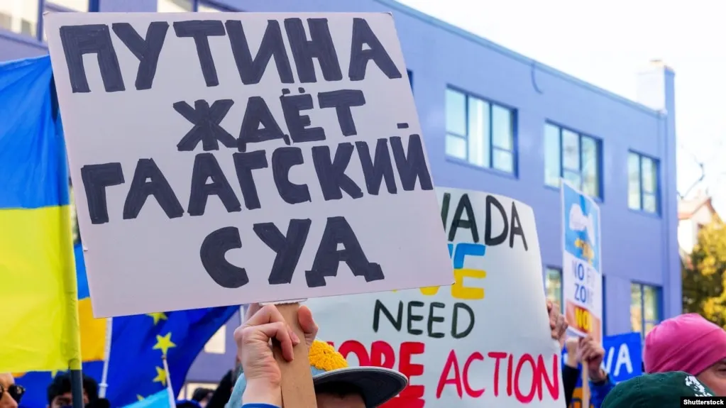 Комитет министров Совета Европы поддержал создание руководящего комитета Специального трибунала по преступлению агрессии против Украины; десятки государств объявили о намерении присоединиться, Нидерланды готовы принять начальную фазу в Гааге.