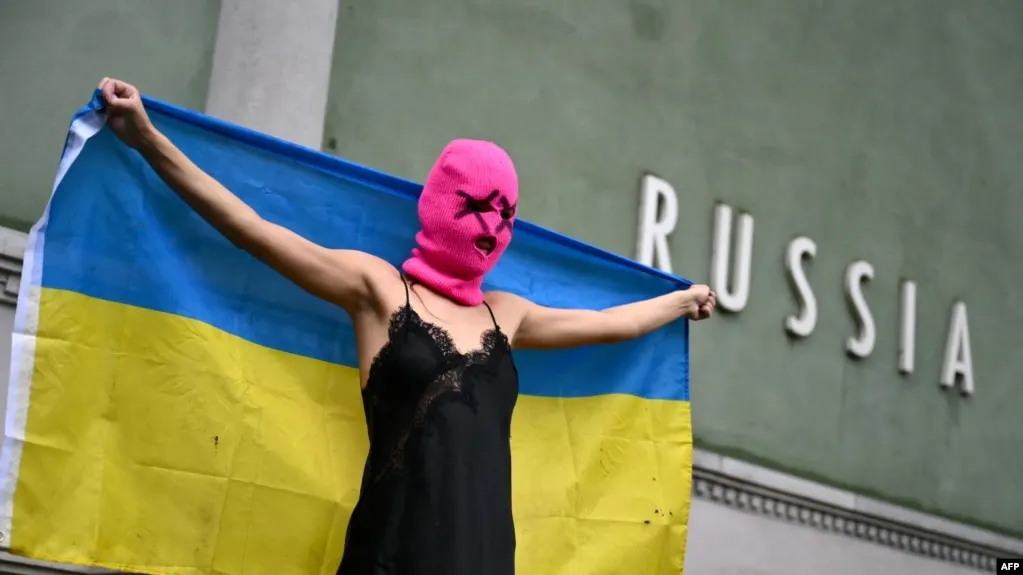 Росфинмониторинг включил панк‑сообщество Pussy Riot в список террористов и экстремистов. Ранее группу признали экстремистской в России, а нескольким участницам назначили длительные сроки по уголовным делам.