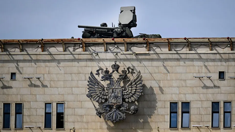 Переброска средств ПВО для охраны парада 9 мая ослабила прикрытие других регионов — командование украинских дронов обещает целенаправленные удары по энергетическим и военным объектам на периферии.