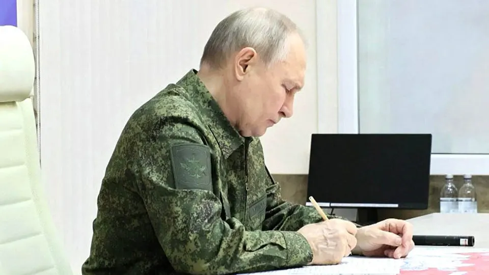 Европейские аналитики считают, что Москва может попытаться обострить ситуацию через Прибалтику или усилить удары дронами в ближайшие месяцы, опираясь на новые законы, внутренние проблемы и внешние экономические шоки.
