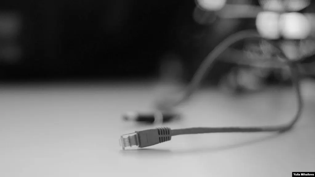 Пользователи в нескольких регионах сообщают о работе проводного и мобильного интернета по «белым спискам» — доступ открыт только к ограниченному набору сайтов. Операторы предупреждают, что режим может продлиться на майские праздники; эксперты связывают это с новыми законами и общей тенденцией к изоляции сети.