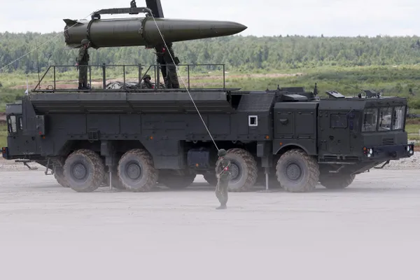 Минобороны РФ сообщило, что в рамках ядерных учений боеприпасы доставлены в полевые пункты ракетной бригады в Белоруссии; в опубликованных кадрах показаны грузовики, разгрузка во время грозы и оперативно‑тактический ракетный комплекс «Искандер».