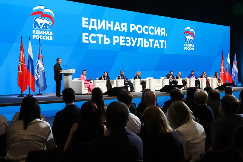 Администрация президента рекомендовала государственным и лояльным изданиям не выносить в заголовки слово «запрет» и смягчать формулировки. СМИ уже меняют заголовки и акцентируют позитивные инициативы депутатов.