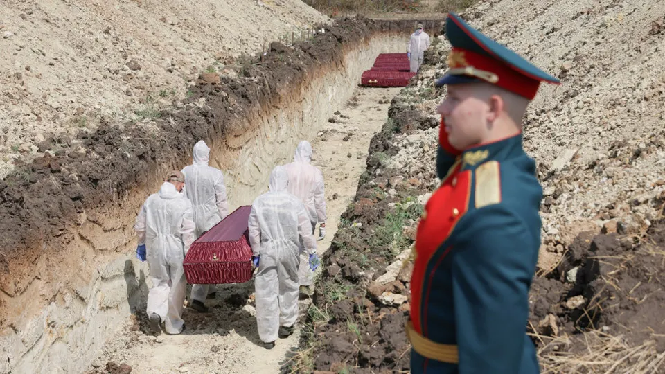 Анализ поимённых списков, реестра наследственных дел и судебной статистики даёт минимальную документально обоснованную оценку — около 352 тысяч погибших с начала полномасштабного вторжения до конца 2025 года. Пик потерь пришёлся на 2024–2025 годы, когда суды массово признавали пропавших без вести погибшими.