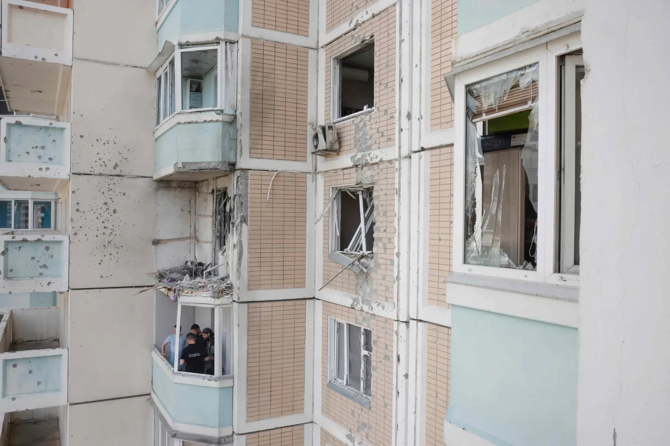 Жители российских городов — от Москвы до Пермского края и Туапсе — рассказывают, как атаки беспилотников изменили их повседневность, чувства и планы. В подборке — разные реакции: страх, гнев, усталость и даже радость местами, а также тревога за экологию и будущее.