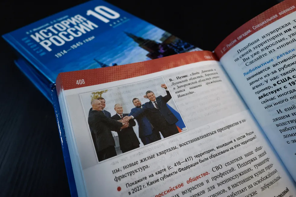 В 2025 году в школы поступила линейка новых учебников по истории для средней школы. В них современные политические сюжеты и идеологические акценты часто переплетаются с изложением древних событий, а неудобные факты либо смягчаются, либо опускаются. Историк Алексей Уваров объясняет, почему это опасно для образования.