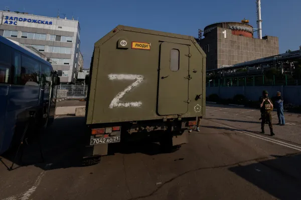 По заявлению, боевой дрон поразил здание машинного зала шестого энергоблока Запорожской АЭС: произошёл взрыв, повреждена стена, основное оборудование, по данным компании, не пострадало. МАГАТЭ фиксировало отключение связи со станцией на длительный период.