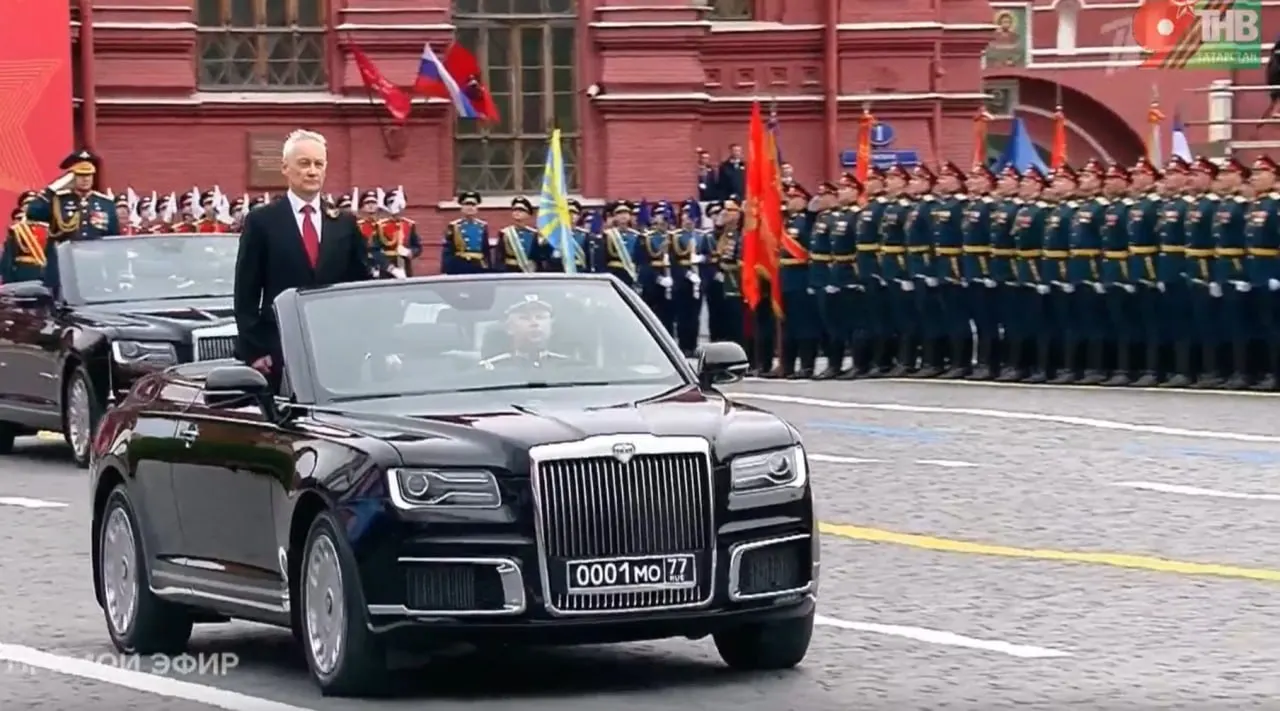 Андрей Белоусов осмотрел войска, задействовавшие автомобили Aurus: один кабриолет собран в Москве, другие модели выпускают в Елабуге.