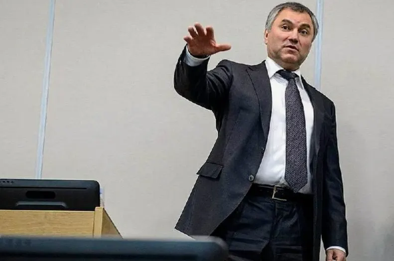 После инцидента во время выступления руководителя фракции спикер объявил о запрете использования телефонов в зале и предложил сдавать гаджеты при входе; детали исполнения пока неясны из‑за депутатской неприкосновенности.