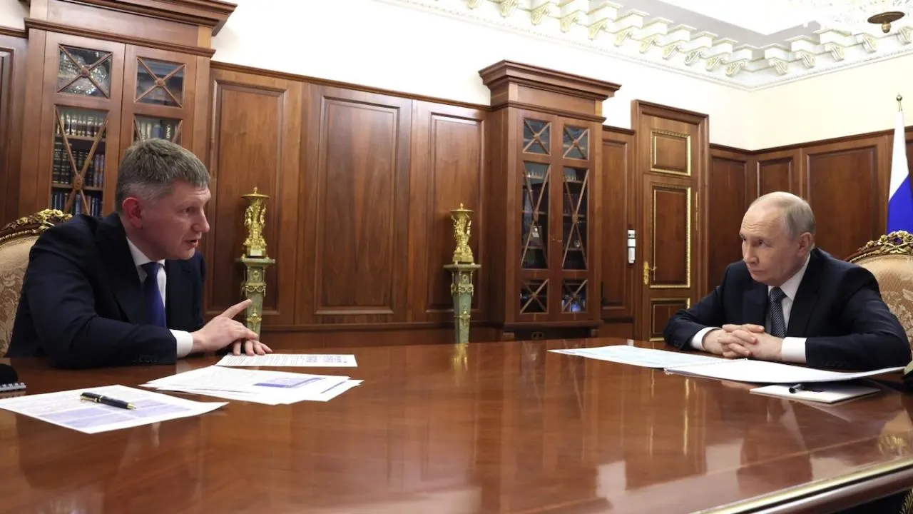 Министр экономического развития сообщил президенту, что к итогам 2025 года ВВП на душу населения в России достиг почти 56% от уровня США, несмотря на санкции; при этом по данным МВФ в 2026 году страна занимает 66-е место по этому показателю.