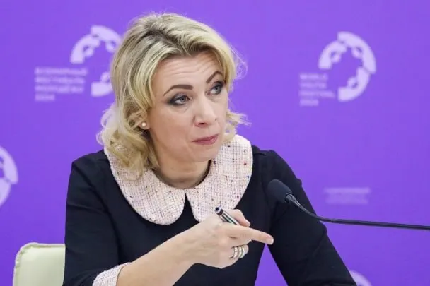 Официальный представитель МИД заявила, что сотрудники Госдепа уведомляют российских дипломатов о том, что их дети, рождённые в США, автоматически получили американское гражданство; семьи, по её словам, не подавали заявлений и узнали об этом постфактум. По её словам, практика применяется с 2023 года.