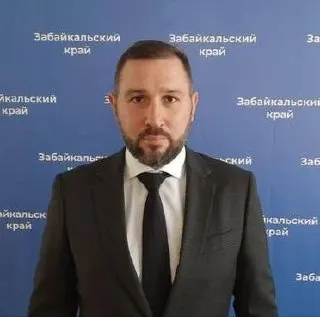 Алексей Юсупов покинул пост главы министерства ЖКХ после менее чем двух лет в статусе и.о.; сам он не объяснил причину отставки и пообещал сделать заявление позже. За время работы он участвовал в изменении похоронного законодательства и сталкивался с крупными коммунальными авариями в регионе.