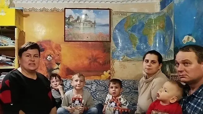 Матери семерых детей Людмиле Борзило удалось добиться переселения из ветхого дома после восьмилетних судебных тяжб, уголовного преследования и вмешательства прокуратуры; семья уже начала обустраивать новое жильё.