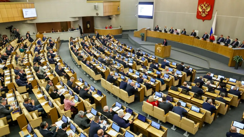 Комитет Госдумы одобрил поправки, которые снимут ограничение по стоимости арестованного имущества для россиян, находящихся за границей и осуждённых по ряду политических статей. Судебные решения планируется приводить в исполнение немедленно; закон может вступить в силу 1 сентября 2026 года.