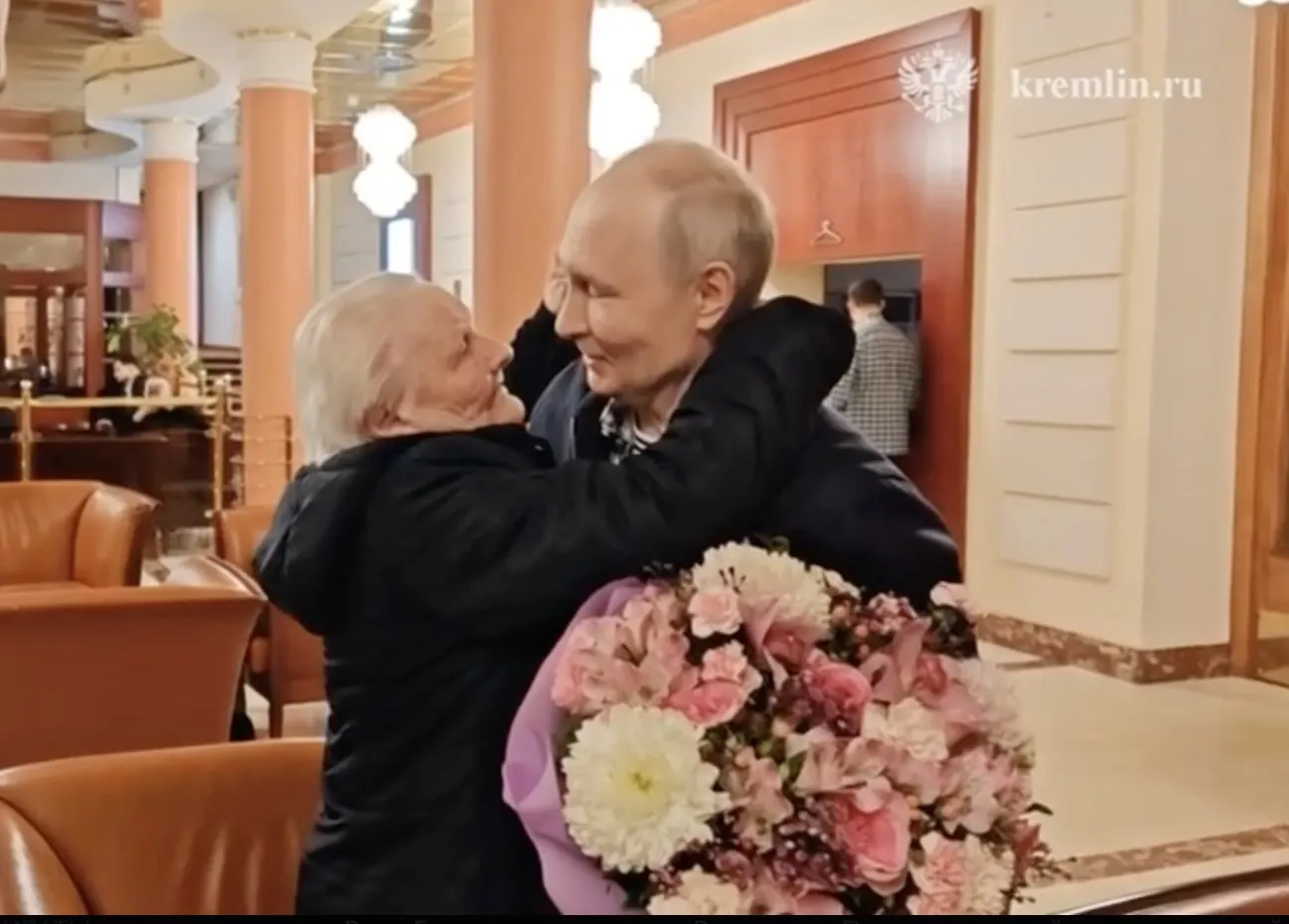 Президент России встретился со своей первой учительницей; во время встречи они обнялись, поцеловались и не скрывали эмоций.