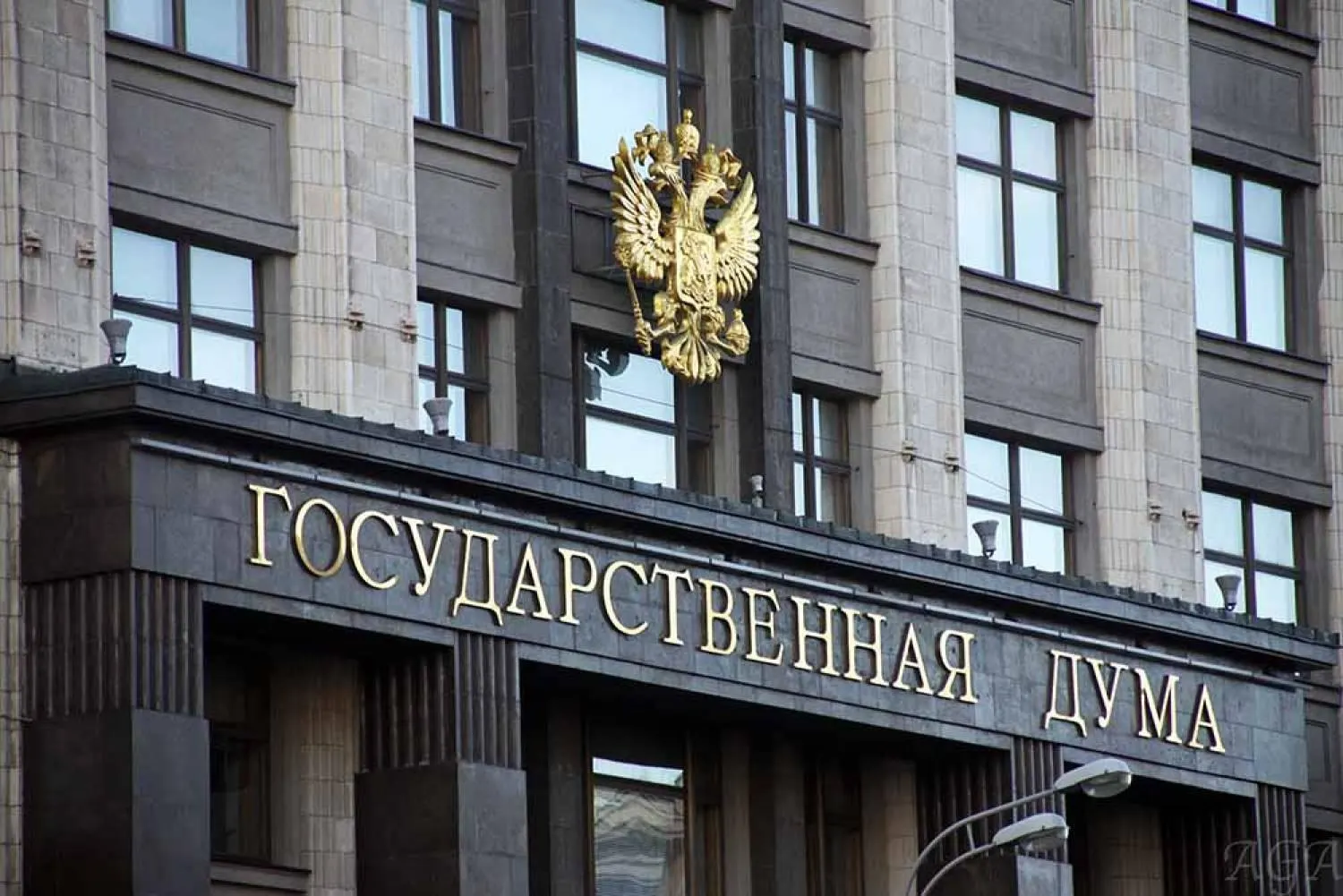 Депутаты во втором и третьем чтении приняли поправки к статье 217 ГК РФ: при выявлении нарушений при приватизации срок исковой давности составит три года с момента обнаружения, но не превысит 10 лет с момента выбытия имущества из публичной собственности. Отдельные исключения сохранены для дел о коррупции, экстремизме и имущества религиозных организаций.