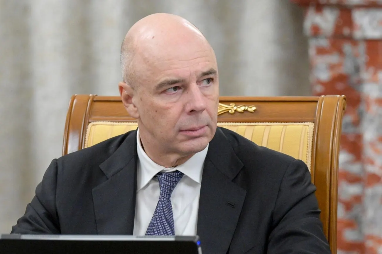 Минфин предложил приостановить часть запланированных расходов, предупреждая о возможном перерасходе на боевые действия до 4 трлн рублей и о необходимости корректировки параметров бюджета.