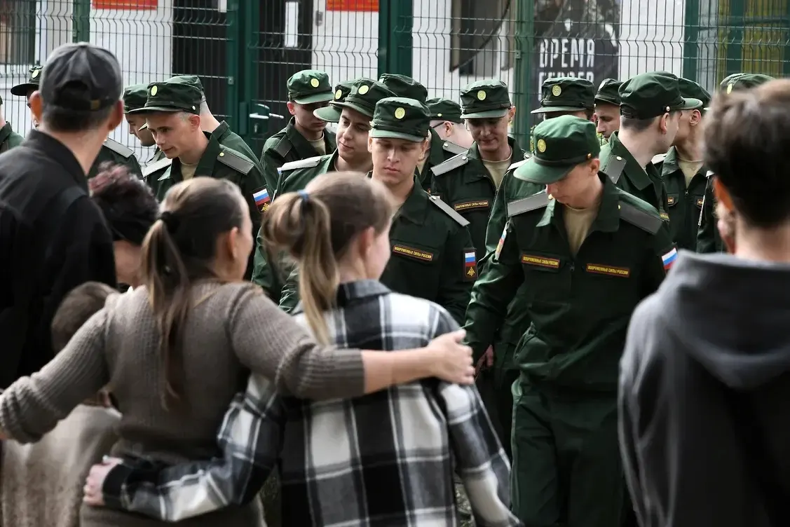 Группа из более 450 женщин оспаривает в судах поправки, которые лишают права на выплаты тех, кто не имеет общего несовершеннолетнего ребёнка с погибшим партнёром. Первый иск уже направлен в Верховный суд.