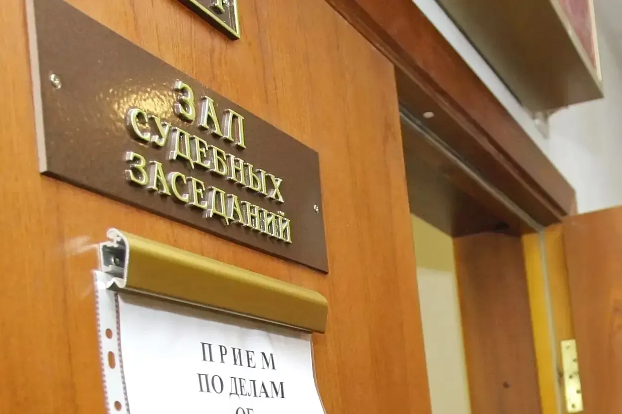По данным Верховного суда, в прошлом году суды вынесли 219 приговоров по статьям о госизмене и шпионаже. Большинство осуждённых получили 10–15 лет, среди фигурантов — молодёжь и подростки. Правозащитники считают официальную статистику заниженной.