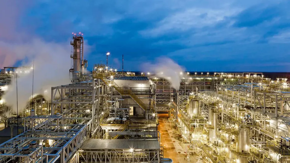 После удара дронов 5 мая нефтеперерабатывающий завод «Кинеф» в Ленинградской области остаётся выведенным из строя: повреждены основные установки, резервуары и трубопровод, отгрузки приостановлены.