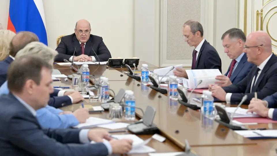 Кабмин обязал крупнейшие нефтекомпании согласовать с Минэнерго и ФАС меры по стабилизации рынка топлива: контроль объёмов производства, отгрузок и цен. Решение связано с серией атак беспилотников, приведших к падению переработки до минимальных уровней.