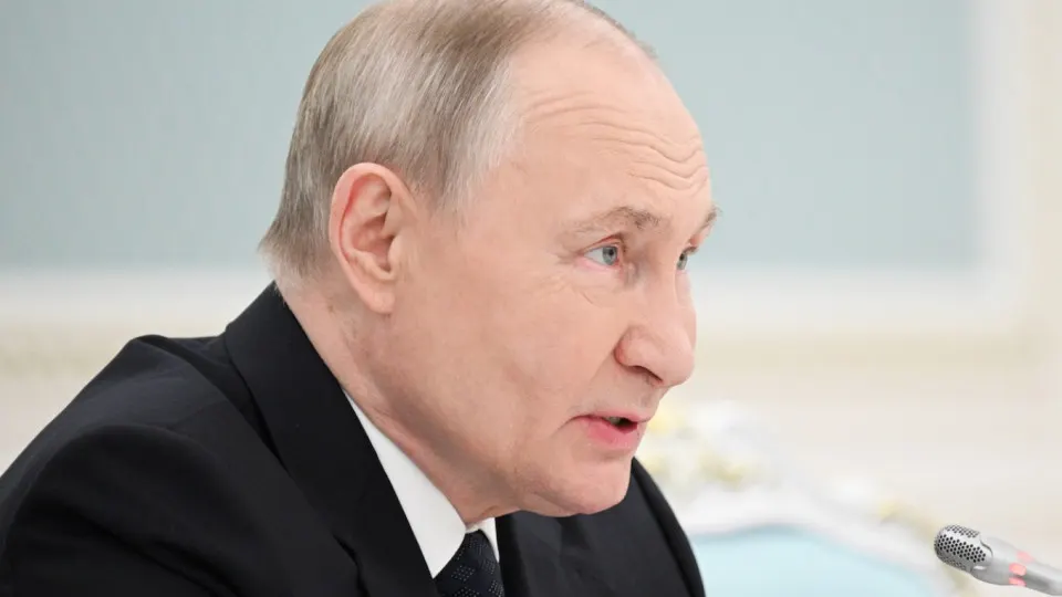 Замминистра науки заявил, что в российских вузах уже учатся более 300 тысяч иностранцев, в основном на платной основе. Одновременно фиксируется рост кампаний по вербовке иностранных студентов в вооружённые формирования; правозащитники предупреждают о давлении на учащихся и юридических рисках контрактов.