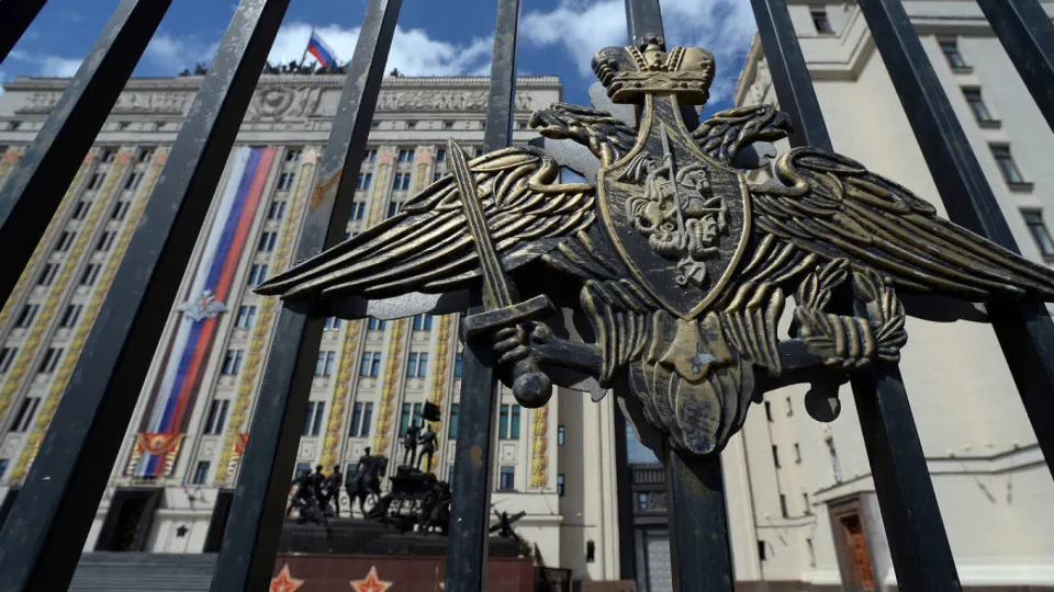 Военное ведомство хочет получить управление акциями, землей и оборудованием национализированных предприятий стройотрасли, чтобы быстрее использовать их мощности для гособоронзаказа. Предлагается исключить этапы продажи через Росимущество и передавать активы напрямую в оборонный контур.