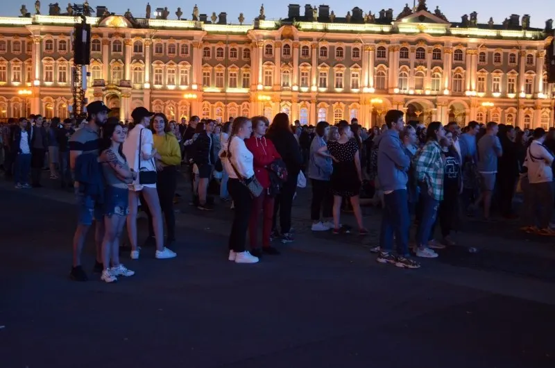 В Петербурге пройдут «Алые паруса» с участием около 66 тысяч выпускников, власти утвердили 300 приоритетных образовательных программ и увеличили число бюджетных мест, а в Смоленске с 26 по 28 июня пройдут мероприятия в честь Дня молодёжи.