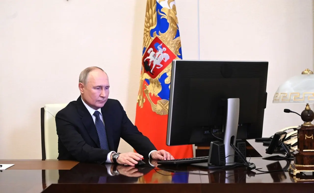 Президент распорядился обеспечить работу «белых списков» для гарантированного доступа к медицинским сервисам, госуслугам и платёжным системам при ограничениях интернета; курируют выполнение премьер-министр и директор ФСБ.