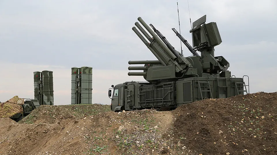 По данным специалиста, новая российская система радиоэлектронной борьбы способна глушить сигнал Starlink на площади до 20 км²; комплексы производятся в Крыму и стоят около 1,5 млн долларов за штуку. В России одновременно ужесточают правила по вводу спутникового оборудования.