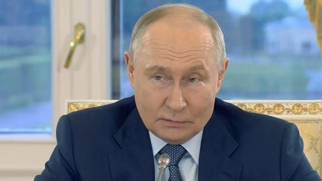 Президент высказался, что Украина сейчас не готова к мирному урегулированию, Россия не против членства Киева в ЕС при условии, что союз не станет военным блоком; РФ настаивает на подписании соглашений с легитимным представителем Украины. Также отмечен рост реальных доходов и зарплат, а власти предпринимают меры против гиперинфляции.