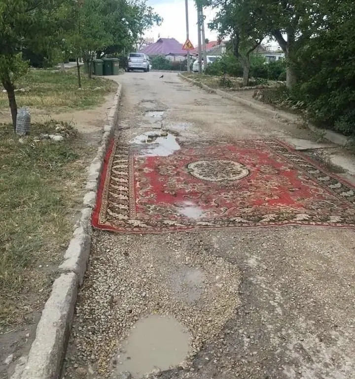 В Госдуму внесён законопроект, позволяющий жильцам самостоятельно ремонтировать асфальтовое покрытие во дворах и на местных дорогах без предварительного согласования. Сейчас за такие работы предусмотрен штраф до 10 тысяч рублей; в правительстве инициативу не поддержали, ссылаясь на необходимость участия специалистов.