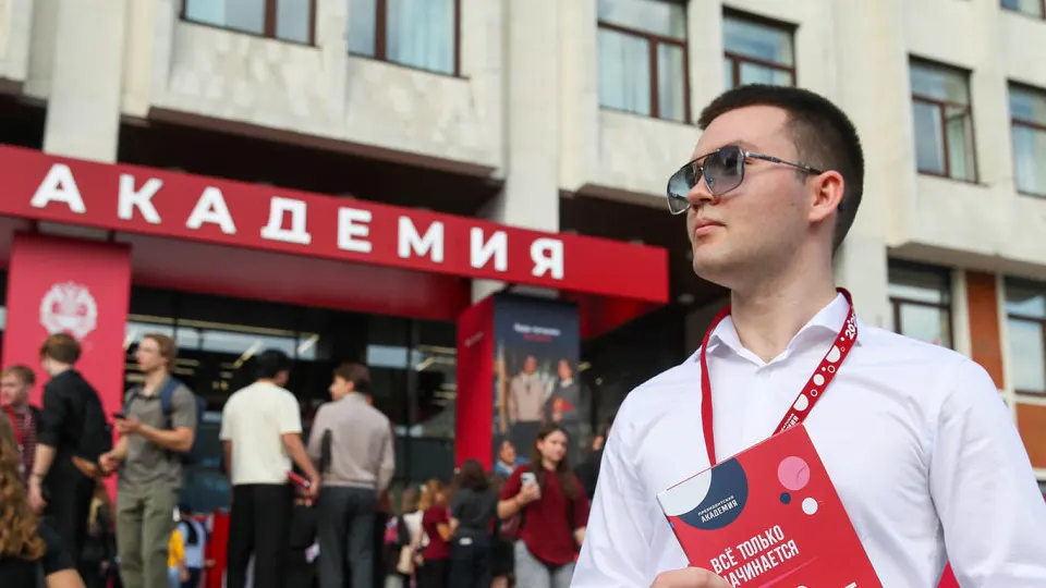 Московские вузы и центры высшего образования распространяют предложения о годовой службе в отрядах против беспилотников с ежемесячными выплатами, обучением и соцгарантиями; масштабная кампания набора охватывает десятки образовательных учреждений по всей стране.