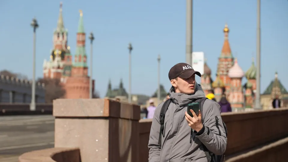 Правительство планирует обязать операторов вносить IMEI-идентификаторы в единую систему и отключать SIM‑карты на запрещённых устройствах — постановление может вступить в силу с 1 марта 2027 года.