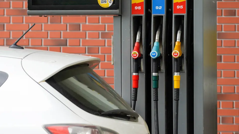 После ударов по нефтеперерабатывающим объектам и сбоев в логистике в ряде регионов ввели лимиты на бензин и дизель; дефицит фиксируют в Москве, Петербурге, Орловской области и регионах Севера.