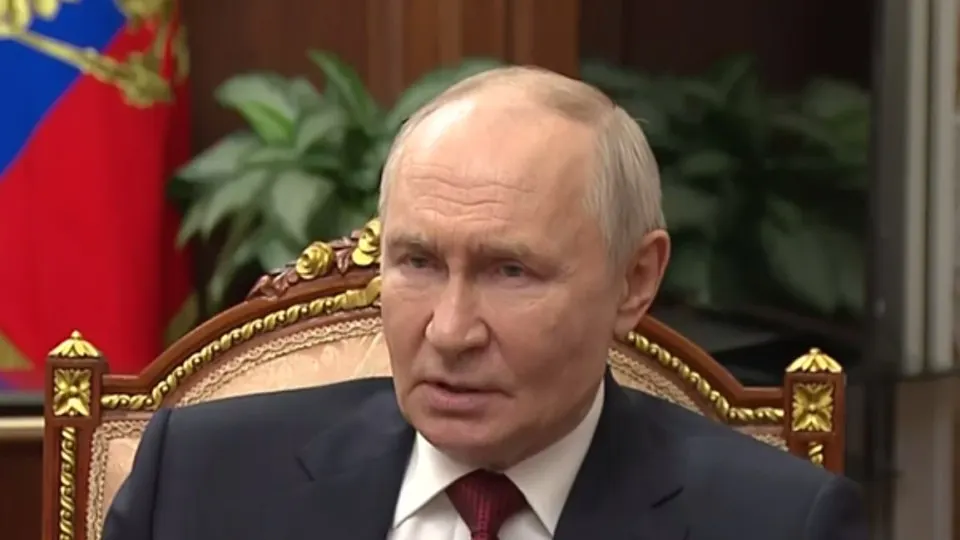 Президент заявил, что Киев якобы предложил взаимное ограничение ударов и сосредоточение боевых действий на четырёх регионах; по его словам, это позволило бы ВСУ перегруппироваться, но Россия не станет спасать киевский режим.