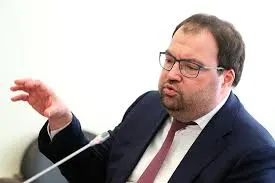 Глава Минцифры Максут Шадаев на IT‑завтраке ПМЭФ‑2026 заявил, что внедрение механизмов возрастной идентификации на платформах — вопрос ближайшей повестки. Ведомство изучает опыт зарубежных сервисов.