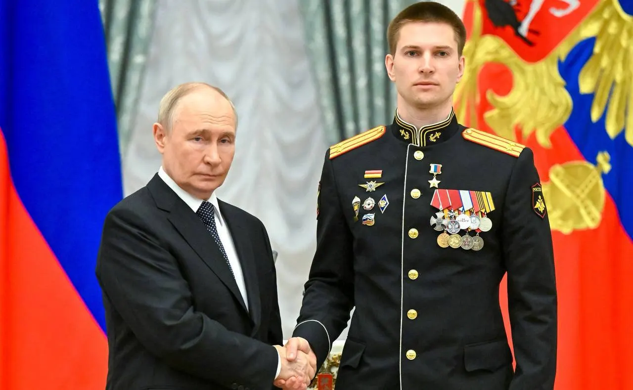 В Кремле президент лично наградил подполковника Ивана Берестовского за мужество в ходе специальной военной операции. Он дважды был ранен, лично уничтожил несколько образцов вражеской техники и участвовал в освобождении более 40 населённых пунктов.