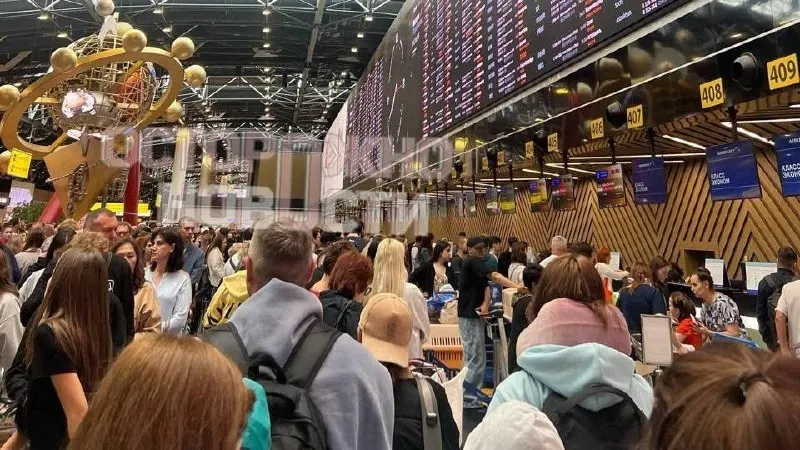 Почти 200 беспилотников направились на столицу. В результате закрыли аэропорты и отменили сотни рейсов — подробности и уточнения продолжают поступать.