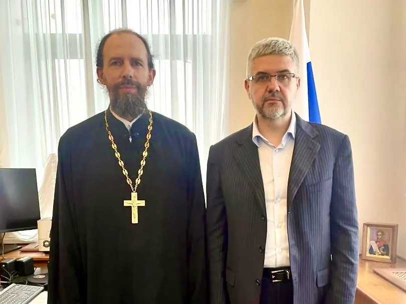 Заместитель министра юстиции РФ Вадим Баланин на Петербургском международном юридическом форуме заявил, что сожительство без официальной регистрации брака представляет угрозу безопасности страны; ведомство готовит изменения в Семейный кодексе и ведёт мониторинг ситуации.