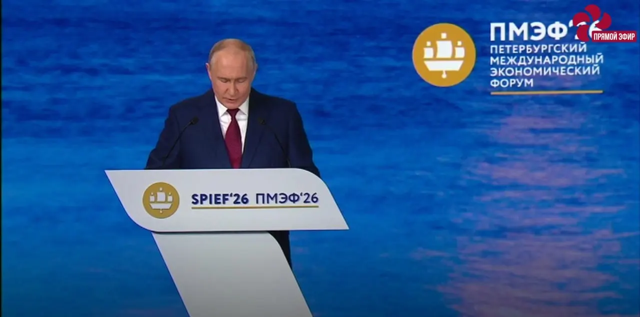 Президент заявил, что высокий госдолг западных стран подрывает доверие, у России — сравнительно низкий долг; в апреле ВВП вырос на 1,3%, реальные зарплаты — более чем на 30%, уровень безработицы — 2,2%. Также анонсирован перенос офисов крупных компаний из Москвы в регионы.