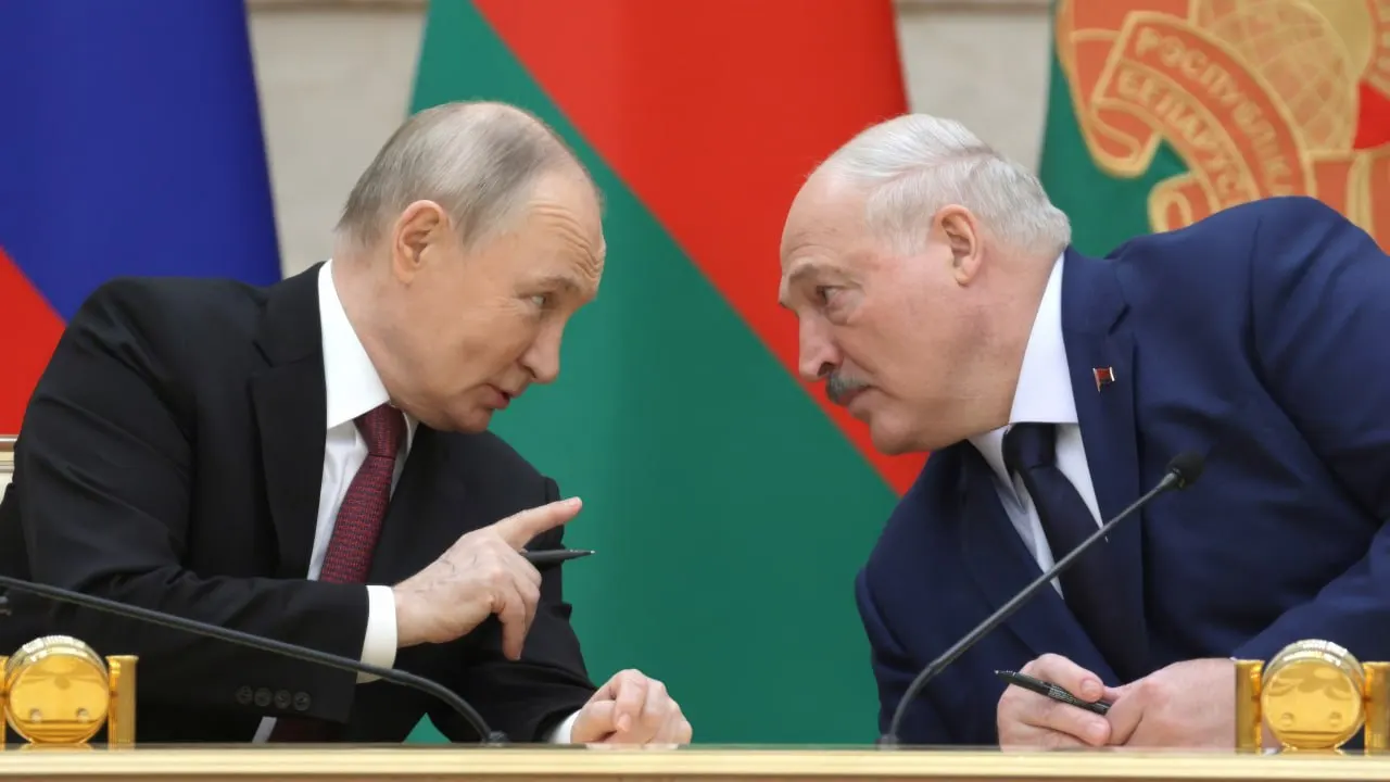 26 июня в резиденции на Валдае прошли закрытые переговоры президентов России и Белоруссии. Официальных заявлений почти не было — молчание объясняют обострением на белорусско‑украинской границе и переговорами между Минском и Киевом.