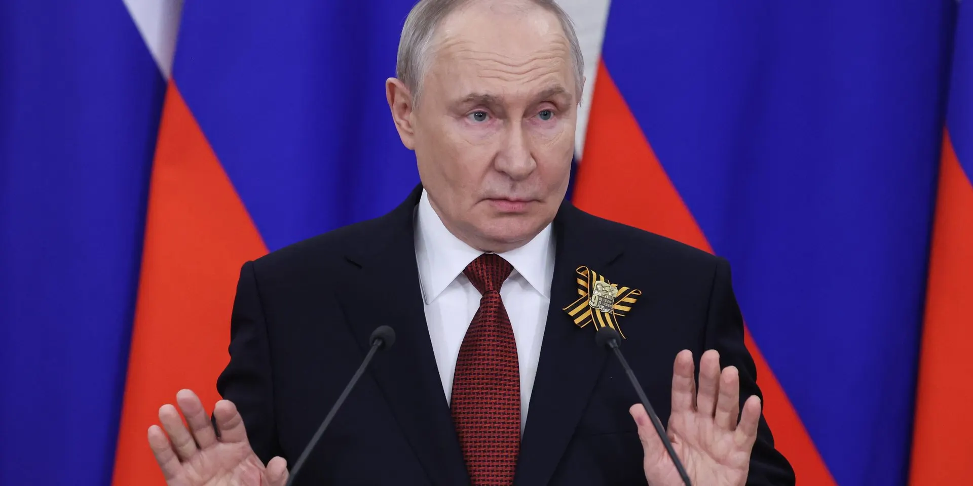 Минфин и Центробанк доложили президенту, что при сохранении нынешнего уровня военных расходов дефицит бюджета может резко вырасти. Власти обсуждают сокращение невоенных статей бюджета, чтобы компенсировать растущие оборонные траты.