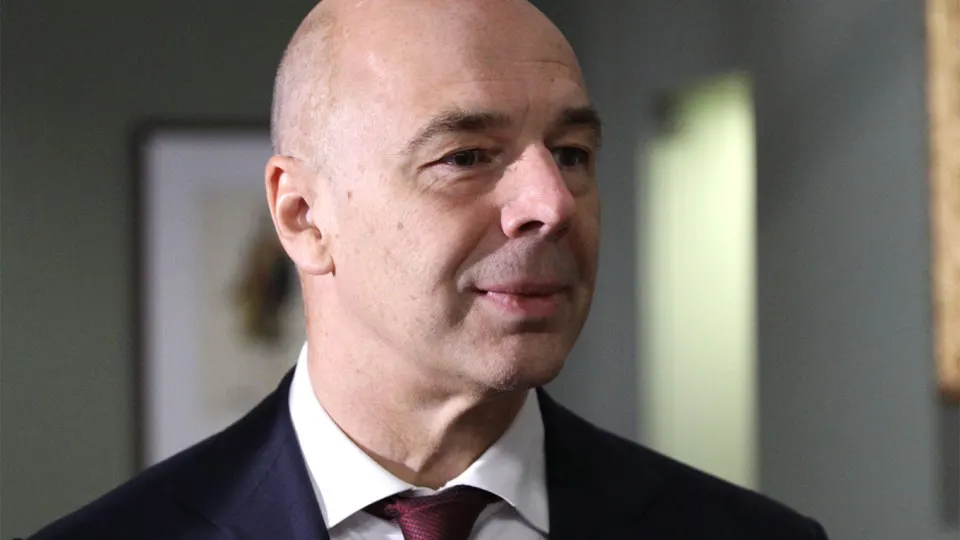Минфин заявил, что отдельного фонда для защиты предприятий топливно‑энергетического комплекса не планируется: компании должны самостоятельно закупать защитное оборудование; при этом часть затрат можно включать в себестоимость. Между тем атаки дронов серьёзно сократили переработку и подняли оптовые цены на топливо.
