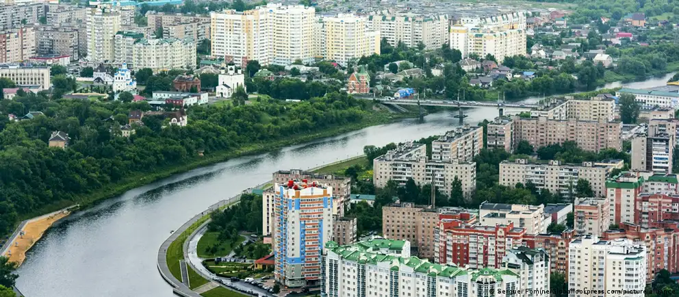 В результате удара дрона в Орле загорелся многоквартирный дом на улице Раздольной. Эвакуированы жильцы, власти сообщают об одном погибшем и нескольких раненых.