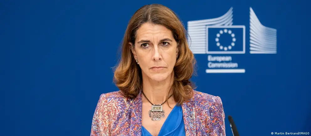 Представительница Еврокомиссии объявила, что новый пакет ограничений может быть представлен уже на этой неделе. Детали пока не раскрываются; цель — усилить давление и ограничить доходы, которые поддерживают военные действия.