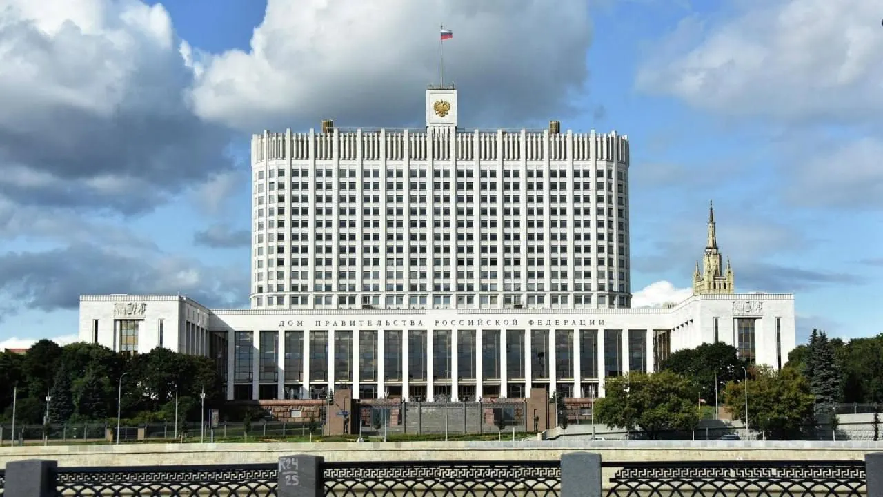 В Госдуме предложили компенсировать утильсбор многодетным семьям с тремя и более детьми, но в правительстве считают идею дорогостоящей и указывают на отсутствие источников финансирования.