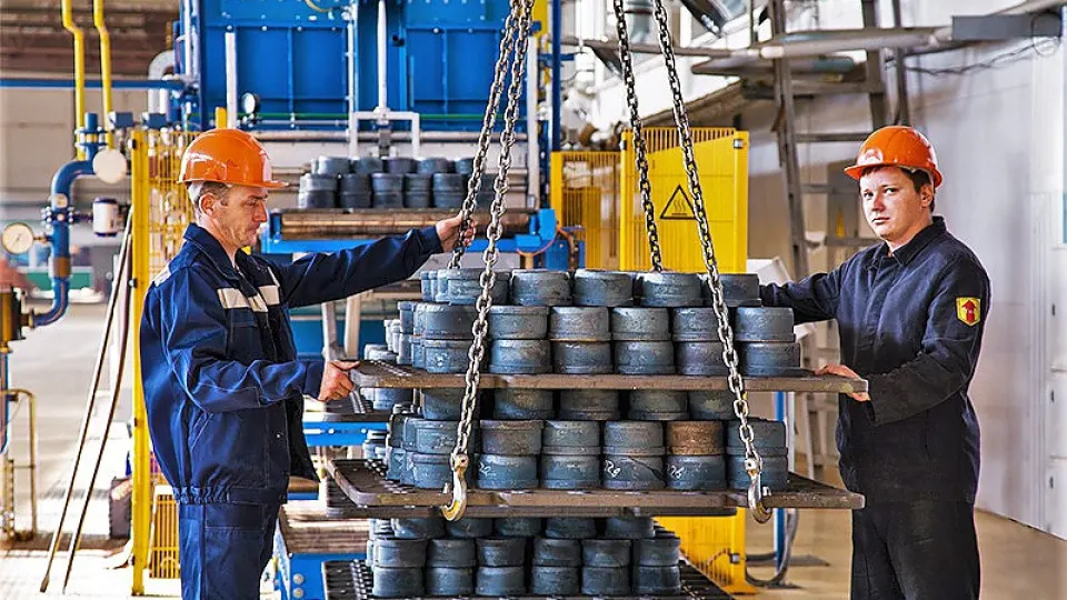 Лефортовский райсуд по требованию Генпрокуратуры наложил аресты на АО «ЕПК» и связанные заводы в нескольких регионах; претензии связаны с действиями экс‑депутата и антидемпинговыми мерами.